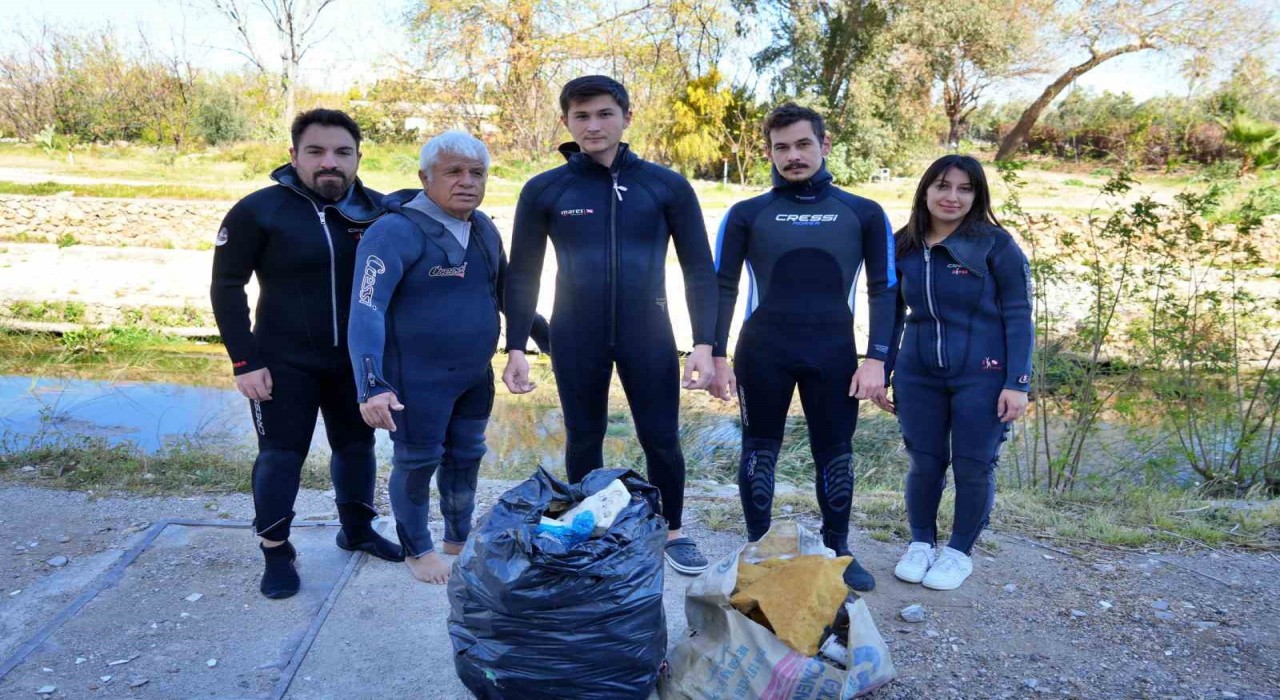 Dünya Su Gününde bir damla umut için daldılar, torbalar dolusu çöp çıkardılar