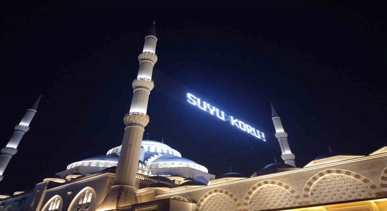 Dünya Su Gününde Büyük Çamlıca Camiinin mahyalarına Su konulu mesajlar yazıldı