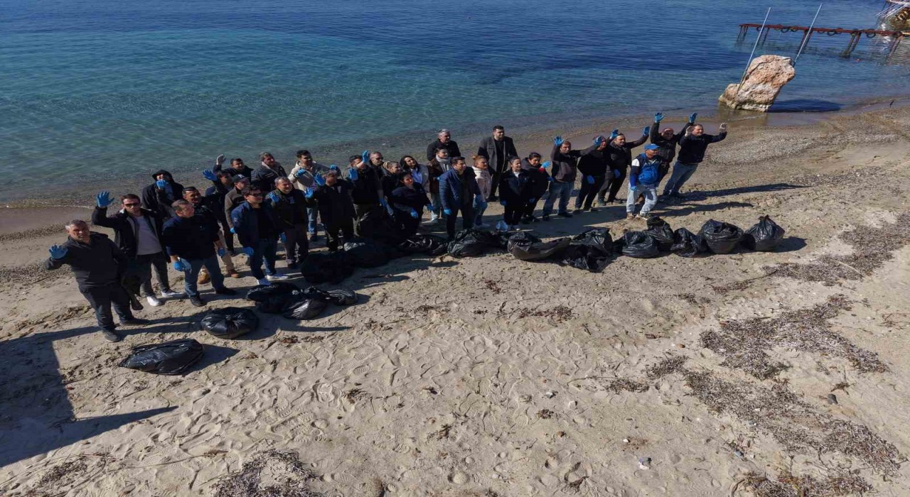 Dünya Su Gününde Kuşadasında kıyı temizliği yapıldı