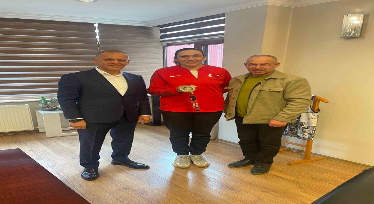 Dünya üçüncüsü boksörden iş insanı Özçelike teşekkür ziyareti