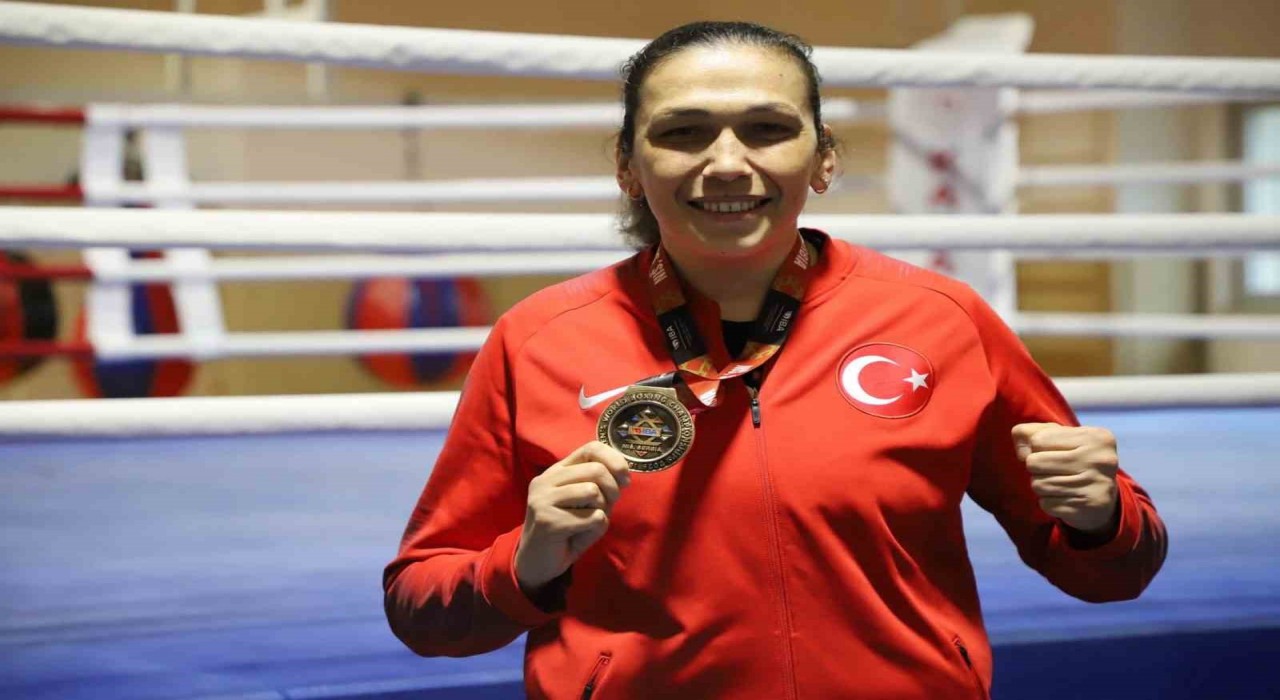 Dünya üçüncüsü olan milli boksör Elif Güneriden lobi sitemi