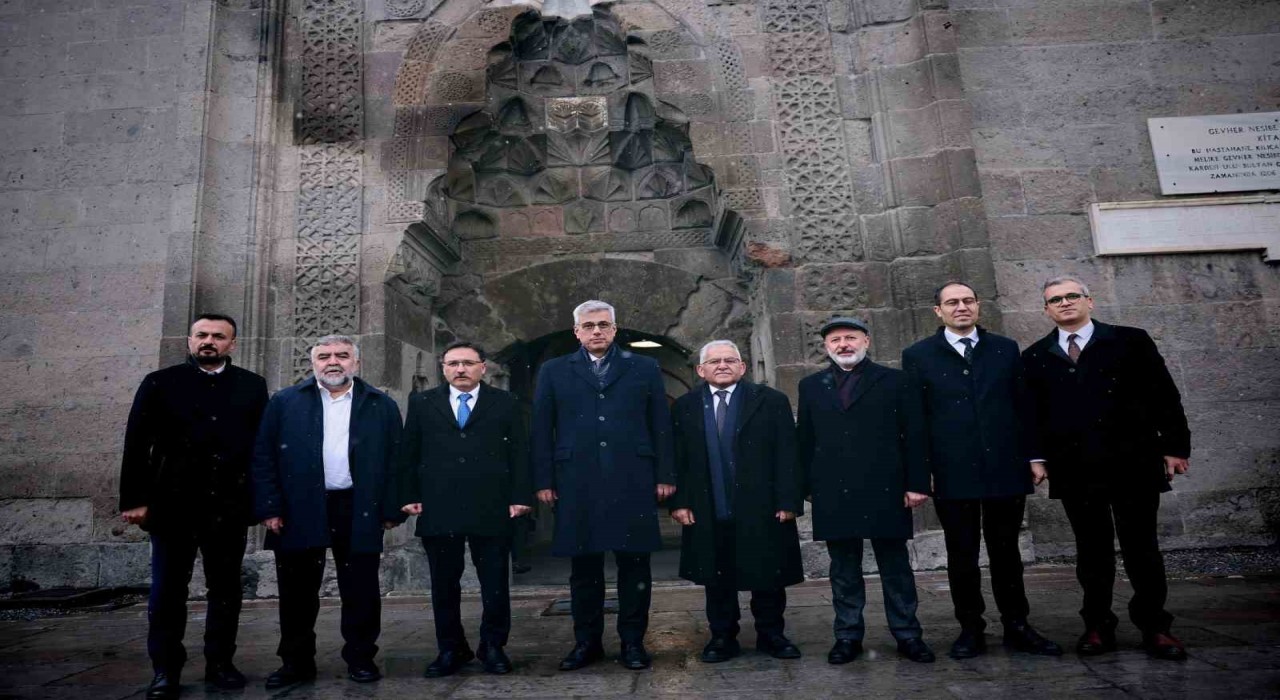 Dünyadaki ilk tıp fakültesine Bakan Memişoğlundan tam puan