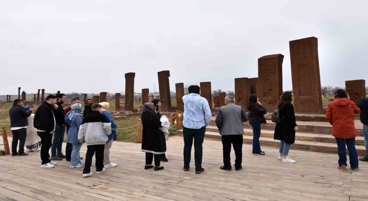 Dünyanın en büyük tarihi İslam mezarlığında Ramazan Bayramı yoğunluğu