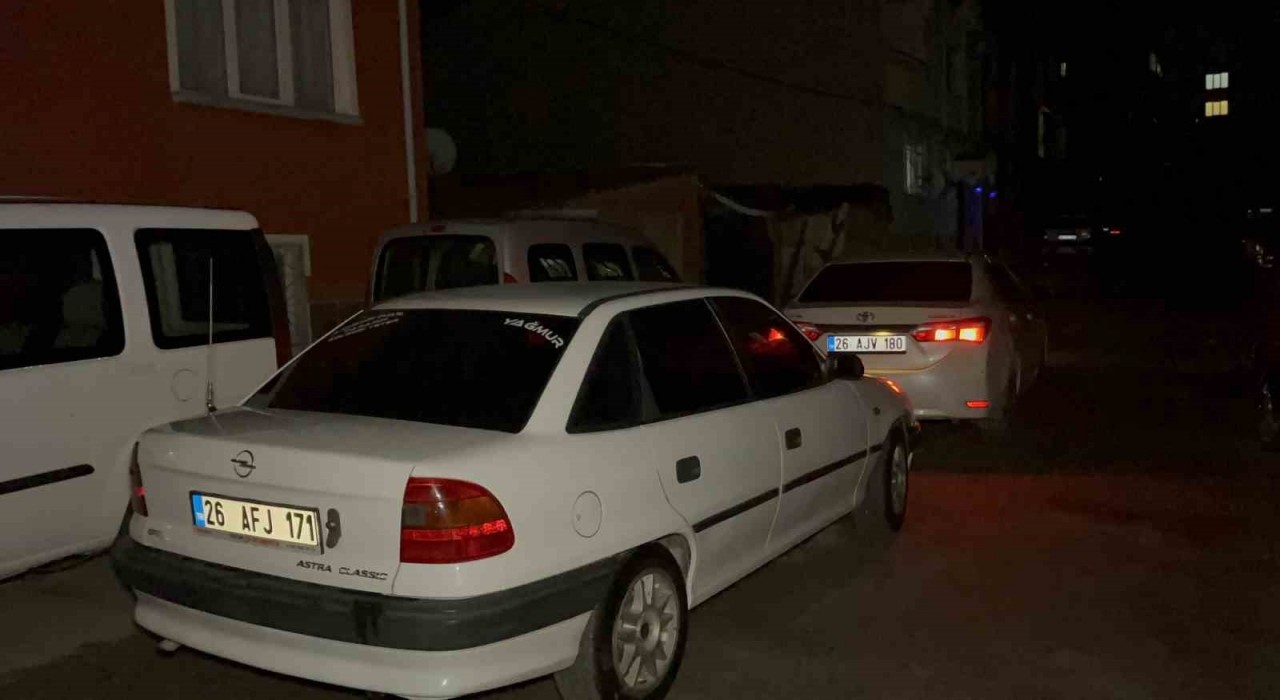 ‘Dur ihtarına uymayarak kaçan gencin babası aracını polislerin önüne kırıp engellemeye çalıştı