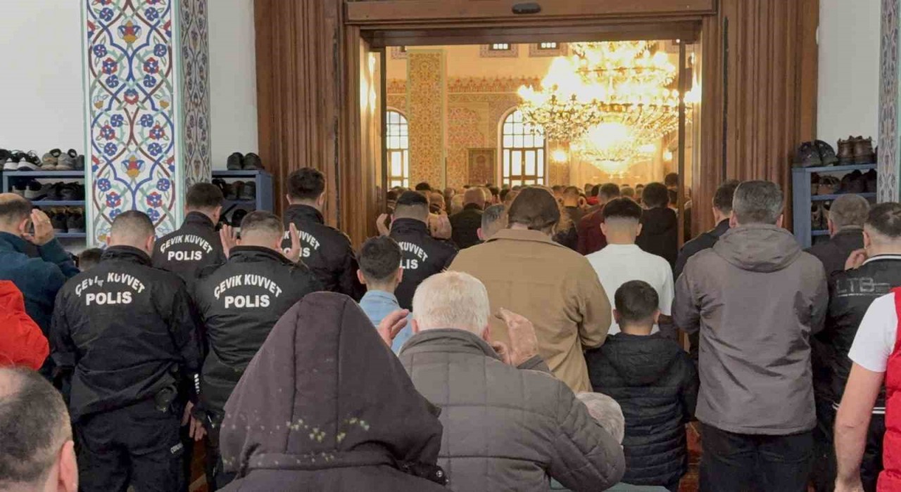 Düzcede bayram namazında camiler doldu taştı