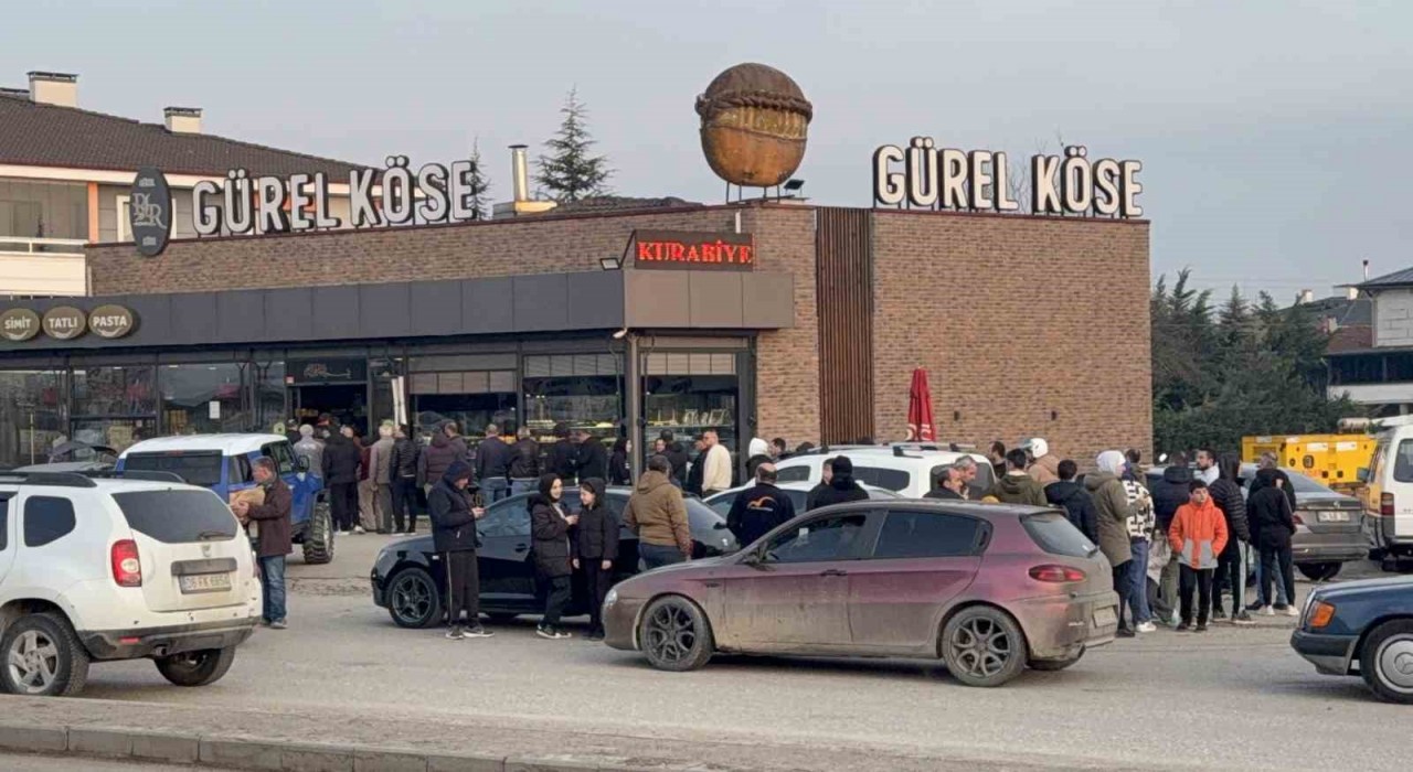 Düzcede Ramazan pidesi kuyruğu