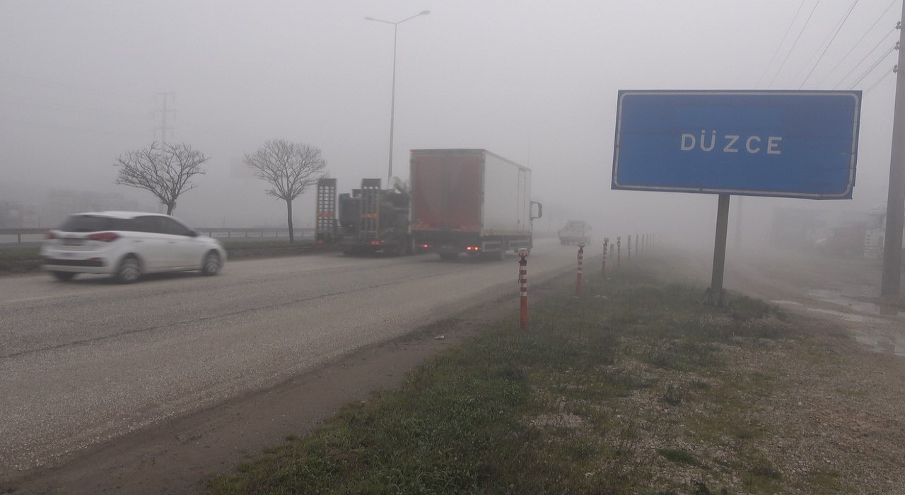 Düzcede sis etkili oluyor, göz gözü görmüyor