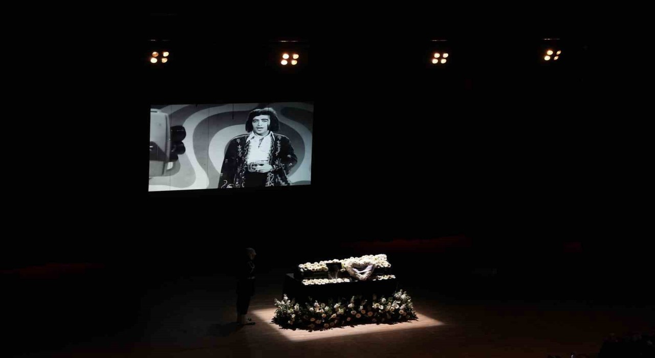 Edip Akbayram için Cemal Reşit Rey Konser Salonunda tören düzenlendi