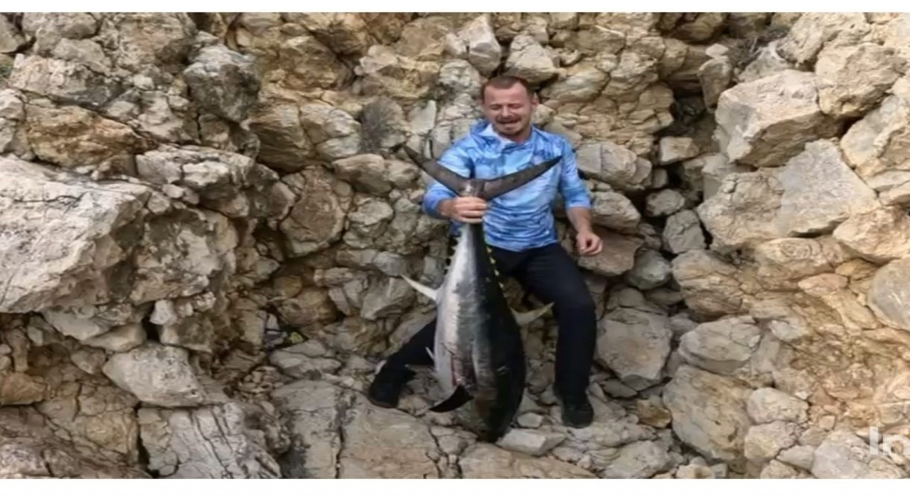 Edirnede amatör balıkçı kıyıdan attığı oltayla 30 kiloluk orkinos yakaladı