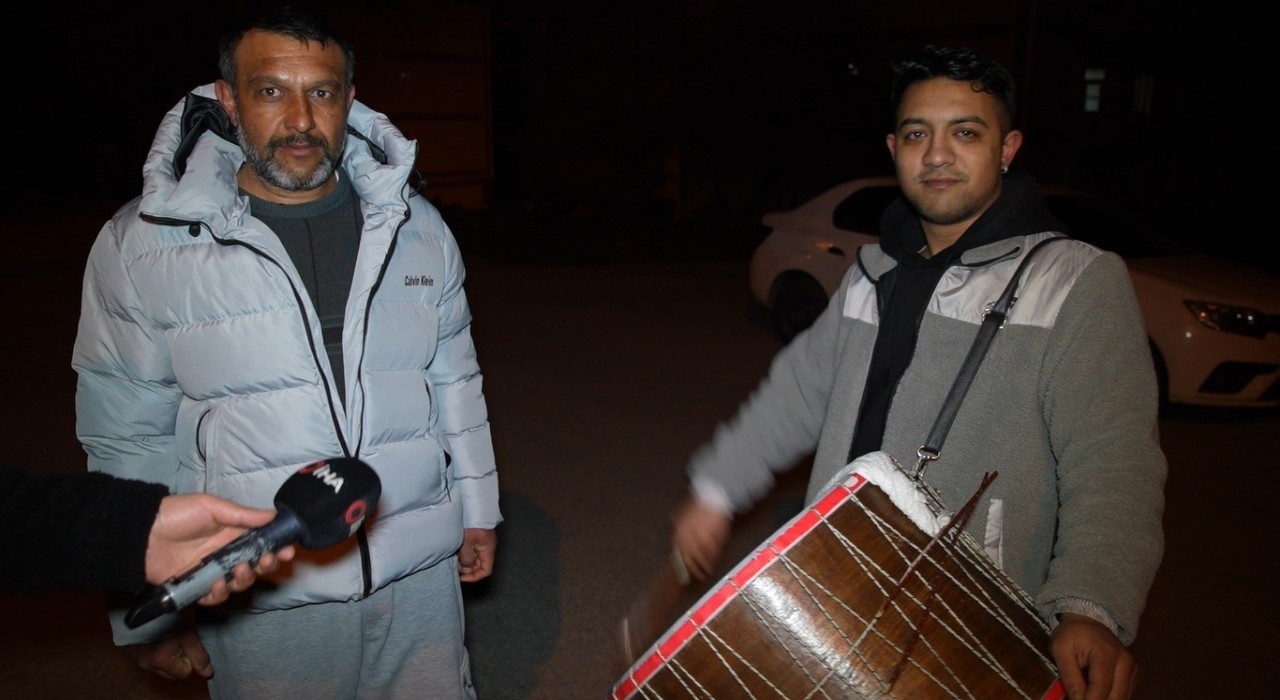 Edirnede baba ile oğlu vatandaşları sahura davul ve manilerle kaldırıyor