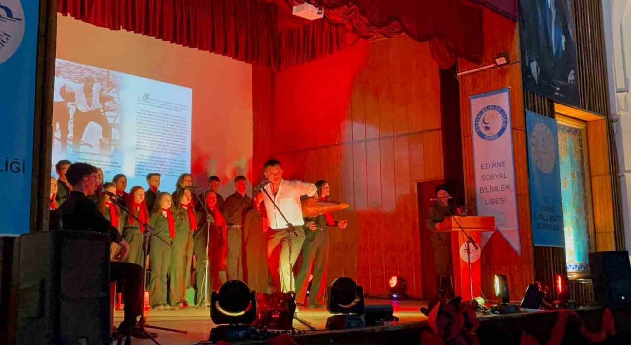 Edirnede lise öğrencilerinin zafer gösterisi ilgiyle izlendi