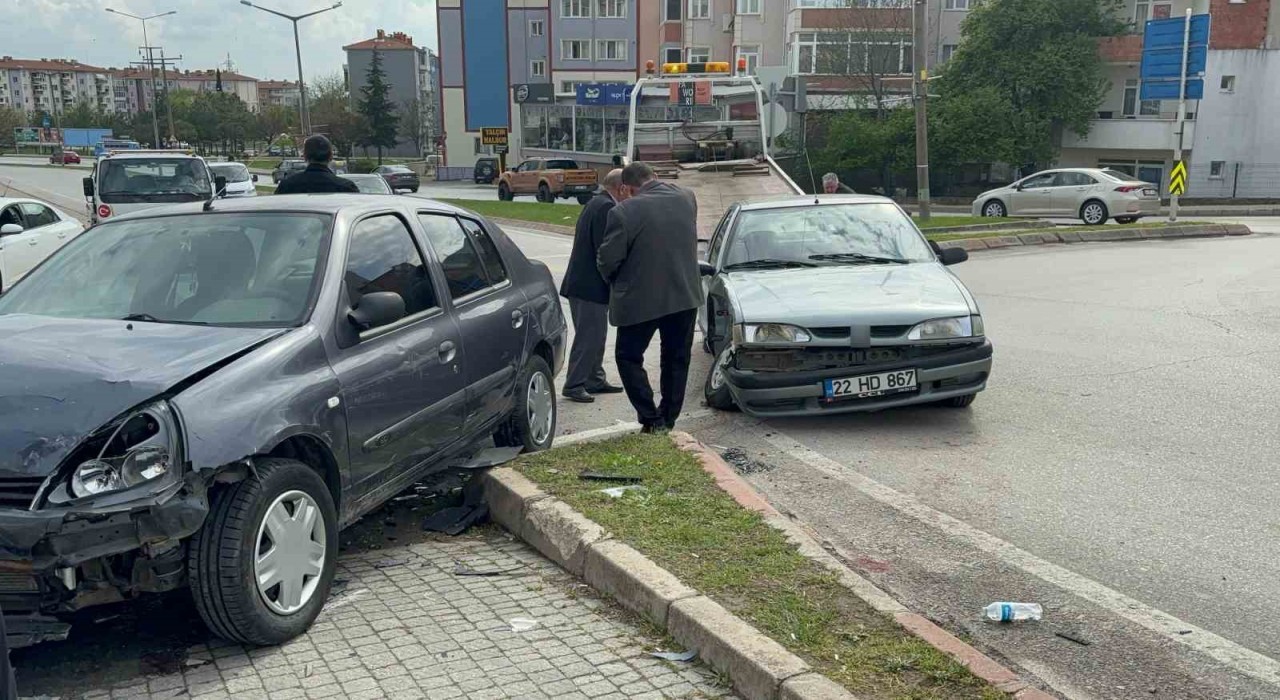 Edirnede otomobiller çarpıştı: 3 yaralı
