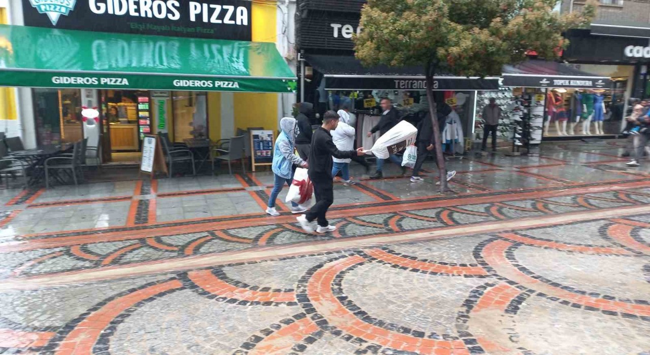 Edirnede sağanak sonrası dolu yağdı