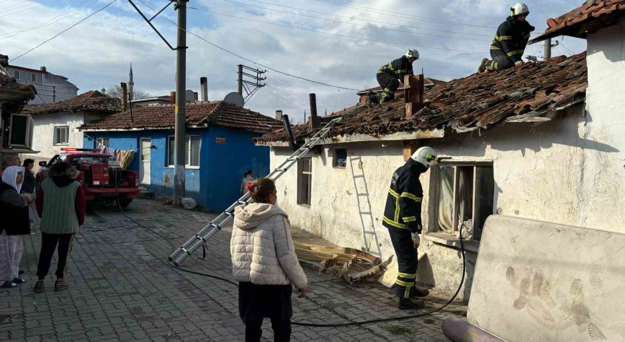 Edirnede tek katlı evin bacasında yangın: 2 kişi dumandan etkilendi