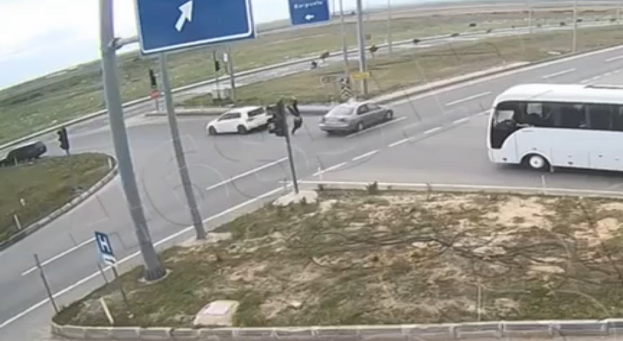 Edirnede Yunan sürücünün motosiklete çarptığı kaza kamerada