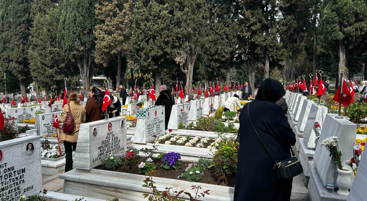 Edirnekapı Şehitliğinde buruk bayram