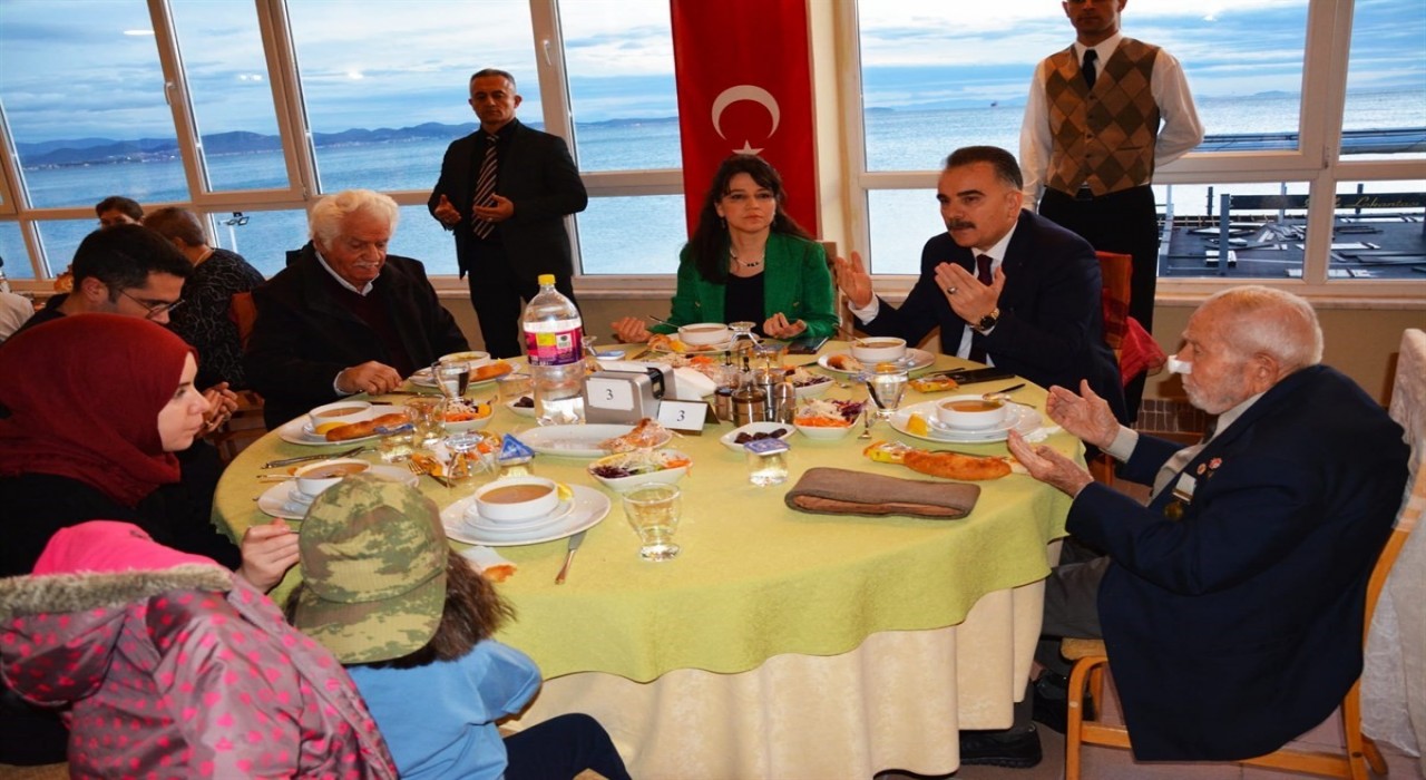 Edremit Kaymakamlığından şehit aileleri ve gaziler onuruna iftar