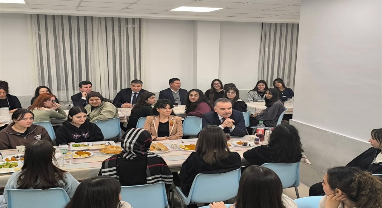 Edremitte İftarda Konuşalım programı düzenlendi
