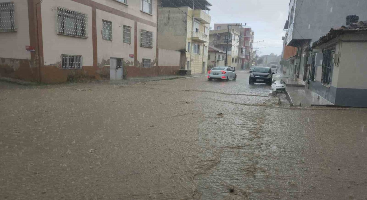 Edremitte sağanak etkili oldu, cadde ve sokaklar dereye döndü