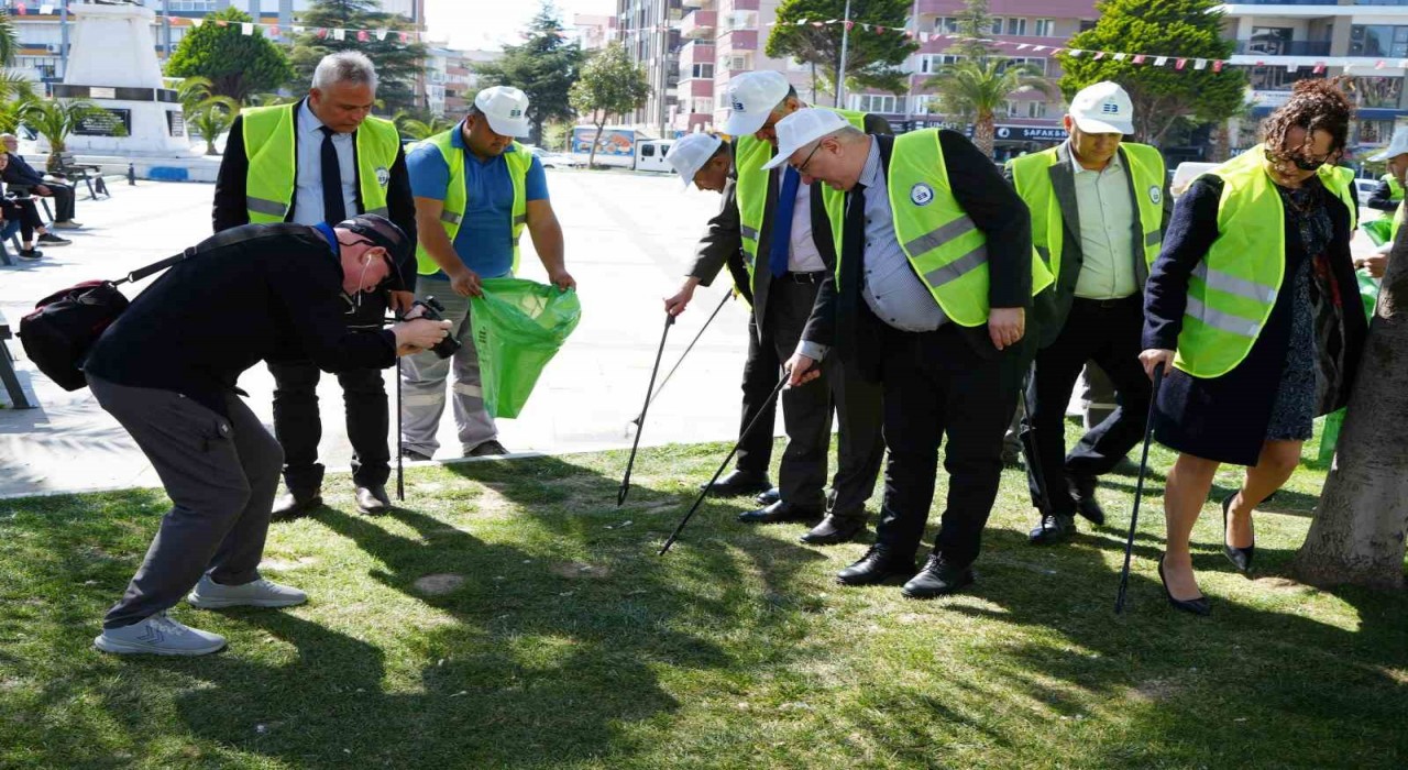 Edremitte sokağa izmarit atanlara ceza gelecek