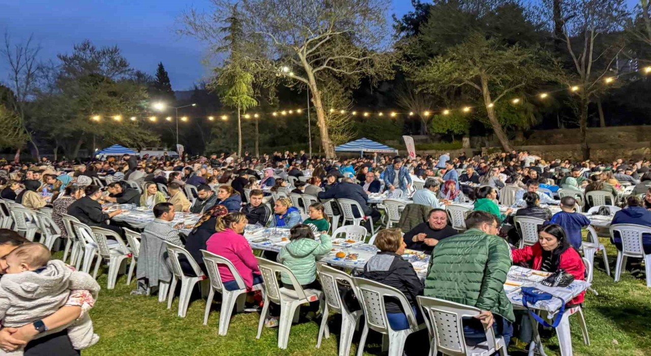 Efeler Belediyesi personeli iftar yemeğinde bir araya geldi
