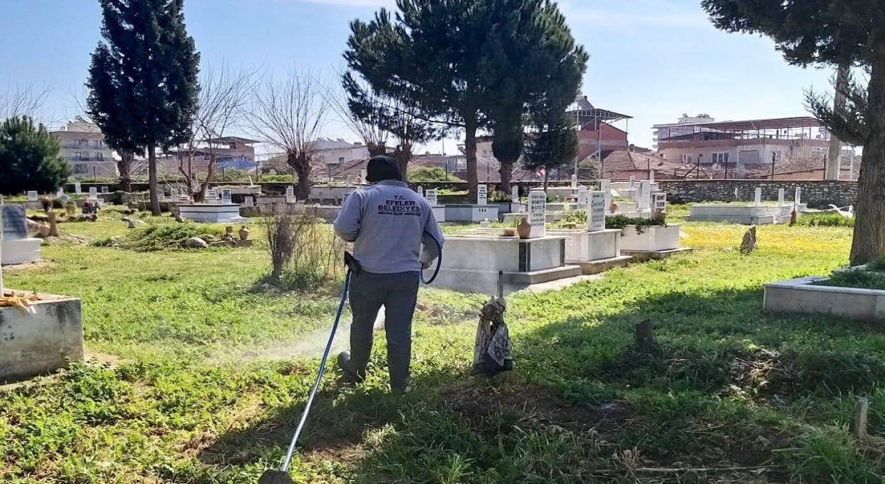 Efelerin mezarlıklarında bayram hazırlıkları sürüyor