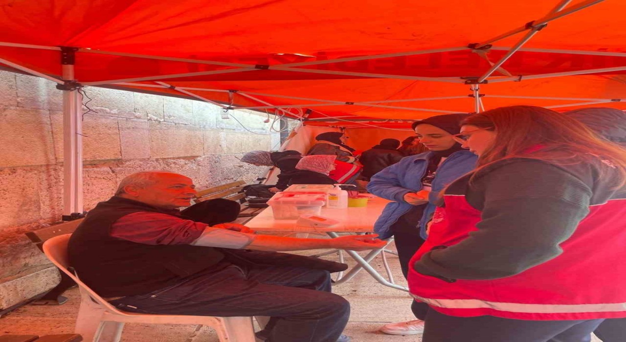 Eğirdirde yaşlılara saygı haftası kapsamında sağlık çadırı kuruldu