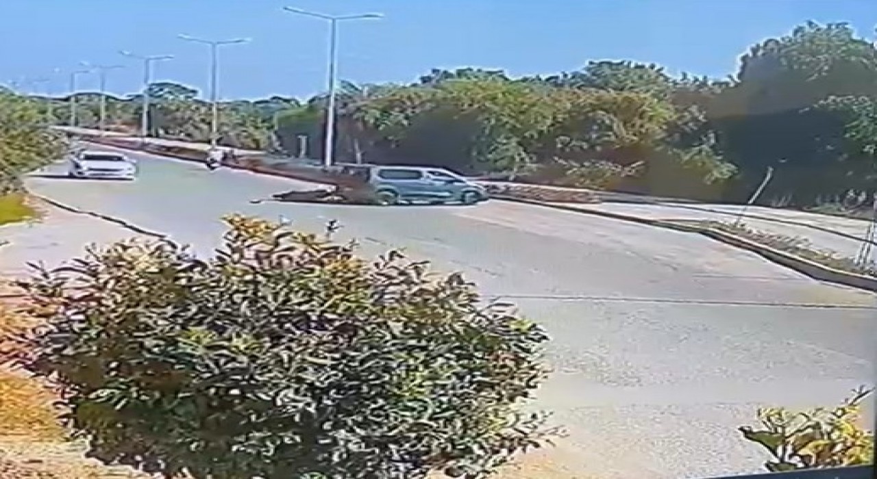 Ehliyetsiz sürücünün U dönüşü motosikletliyi ağır yaraladı