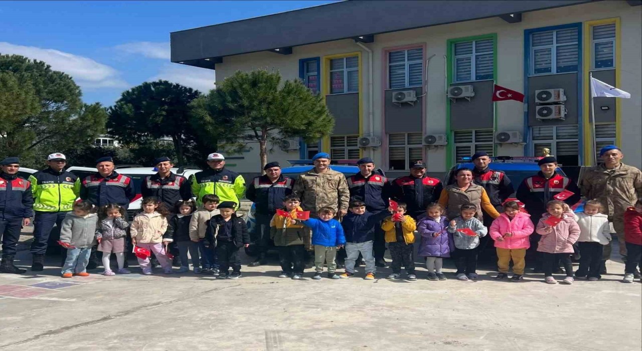 Ekipler miniklere jandarmayı tanıttı