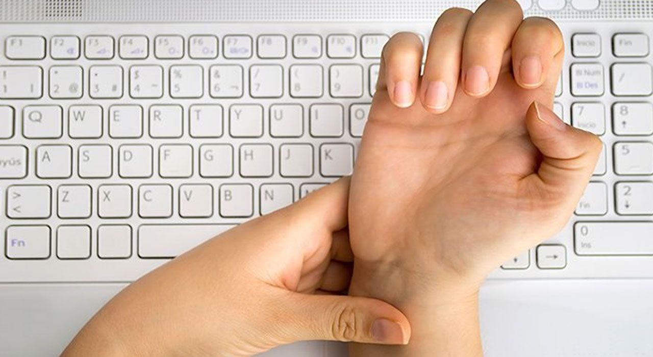 El Bileğinde Şişlik ve Ağrıya Dikkat! Ganglion Kisti Hakkında Bilmeniz Gerekenler