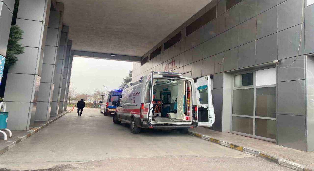 El frenini çekmeyi unuttu, bariyer ile kapı arasında sıkıştı