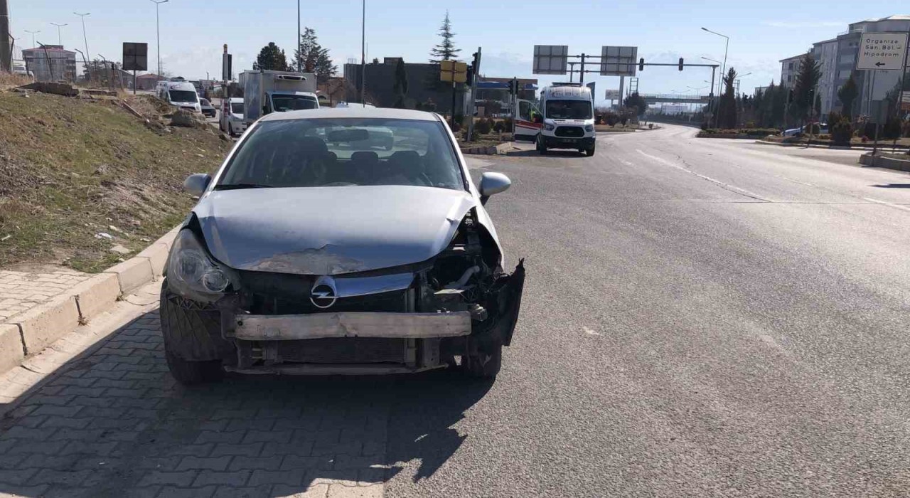 Elazığda ambulans ile otomobil çarpıştı: 2 yaralı