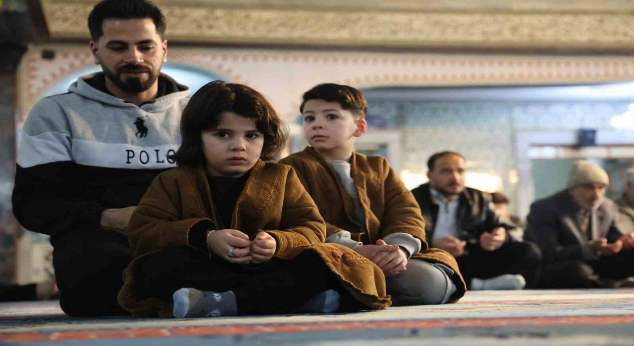 Elazığda bayram namazında camiler doldu taştı