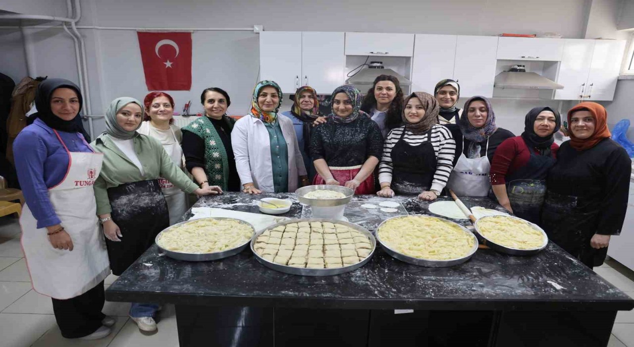 Elazığda bir yandan eğitim diğer yandan bayram hazırlığı