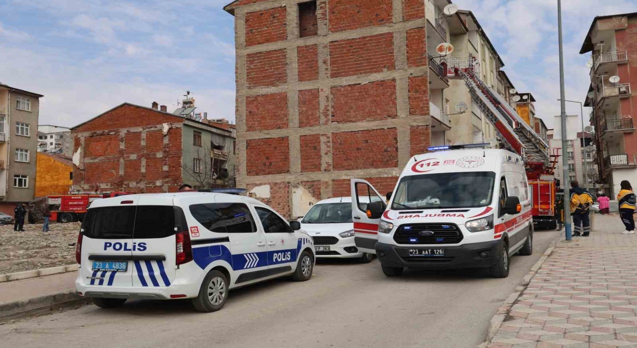 Elazığda ev yangını paniğe neden oldu