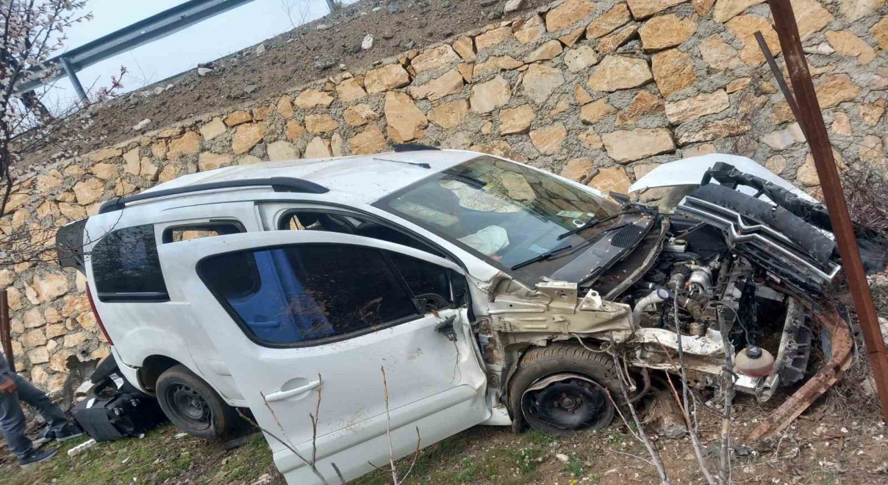 Elazığda hafif ticari araç şarampole uçtu: 4 yaralı