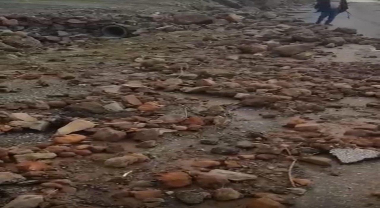 Elazığda heyelan nedeniyle yol ulaşıma kapandı