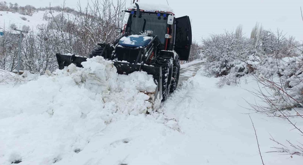 Elazığda kapanan 293 köy yolunda çalışmalar sürüyor