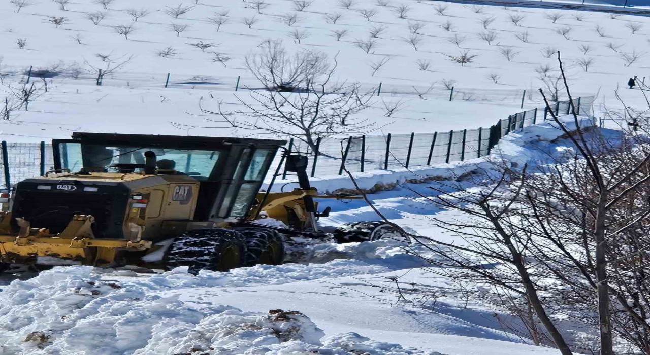 Elazığda kapanan köy yollarında çalışmalar sürüyor