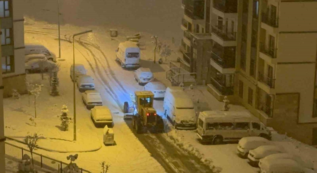 Elazığda kar yağışıyla birlikte ekipler çalışmalara başladı