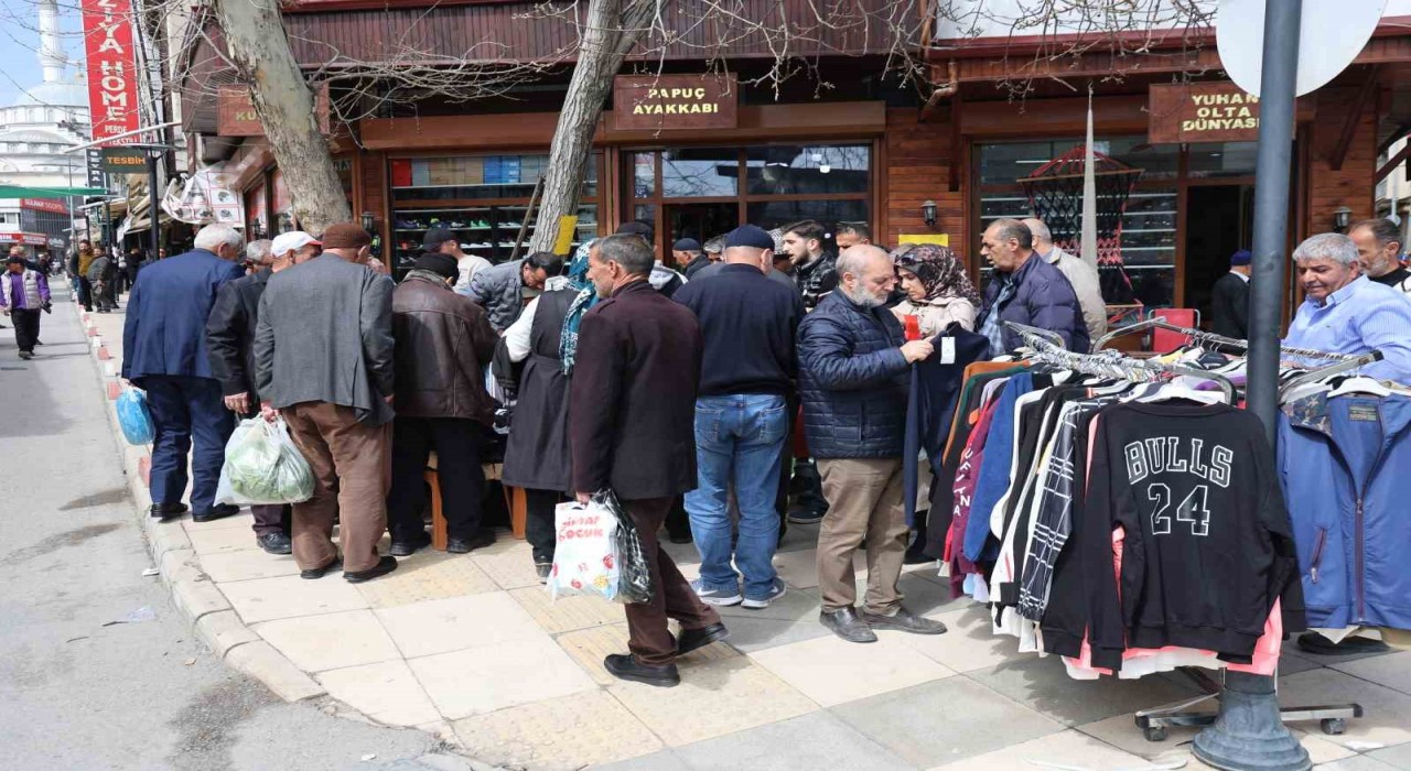 Elazığda kıyafetin 100 lira olduğunu duyan vatandaşlar buraya akın etti