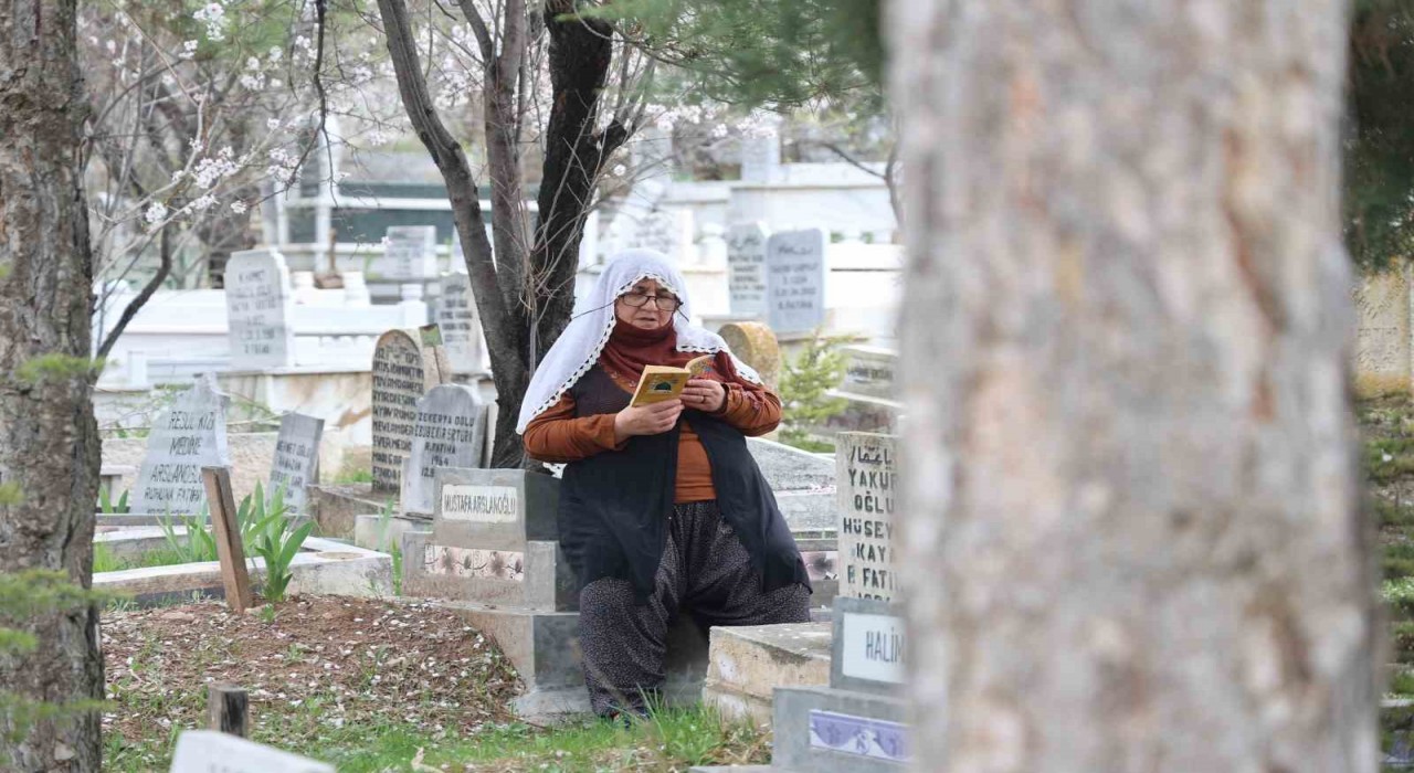 Elazığda mezarlıklarda yoğunluk