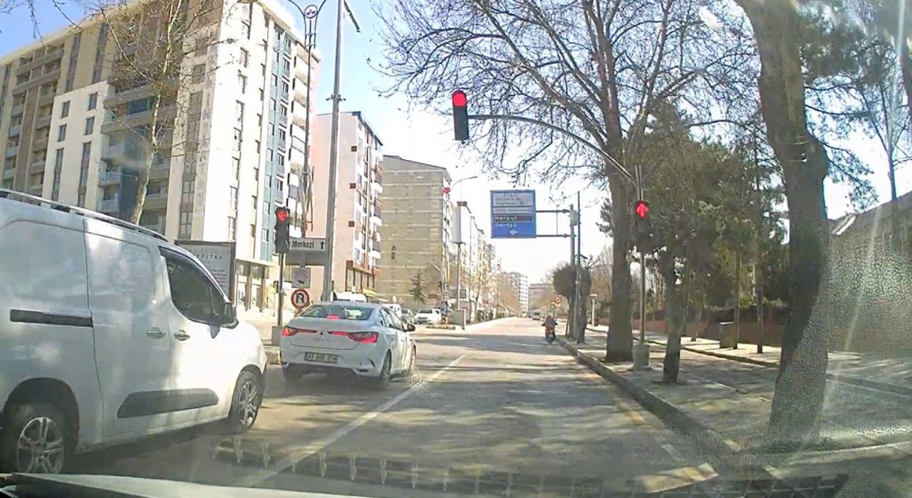 Elazığda motosikletlinin kırmızı ışık ihlali kameralara yansıdı