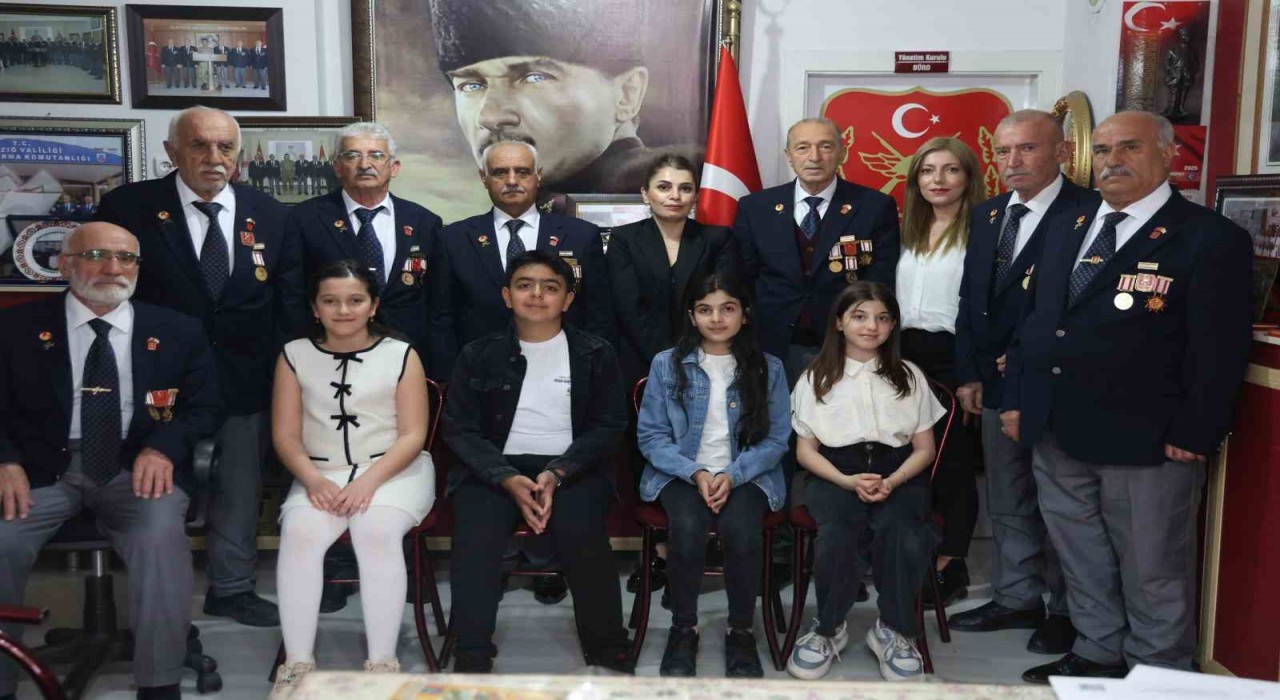 Elazığda öğrenciler, gazilerle bir araya gelerek şiirler okudu