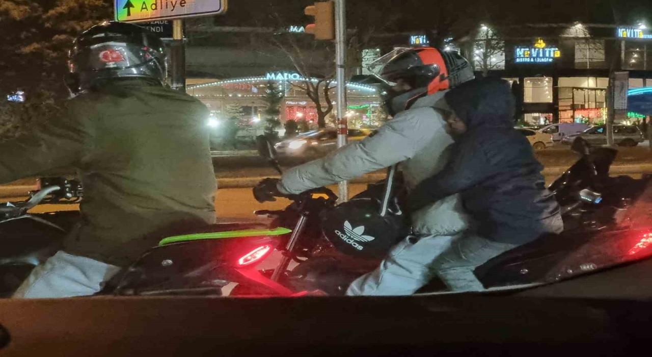 Elazığda tehlikeli motosiklet yolculuğu