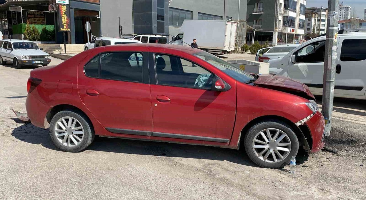 Elazığda trafik kazası: 3 yaralı