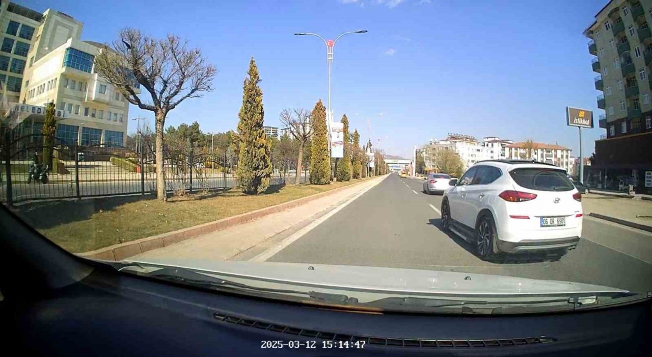 Elazığda trafikte makas atarak ilerleyen sürücü kameralara yansıdı