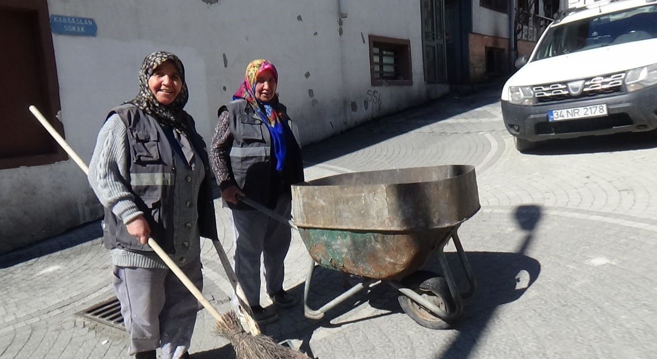 Emekçi kadınlar ekmek paralarını çöpten çıkartıyor
