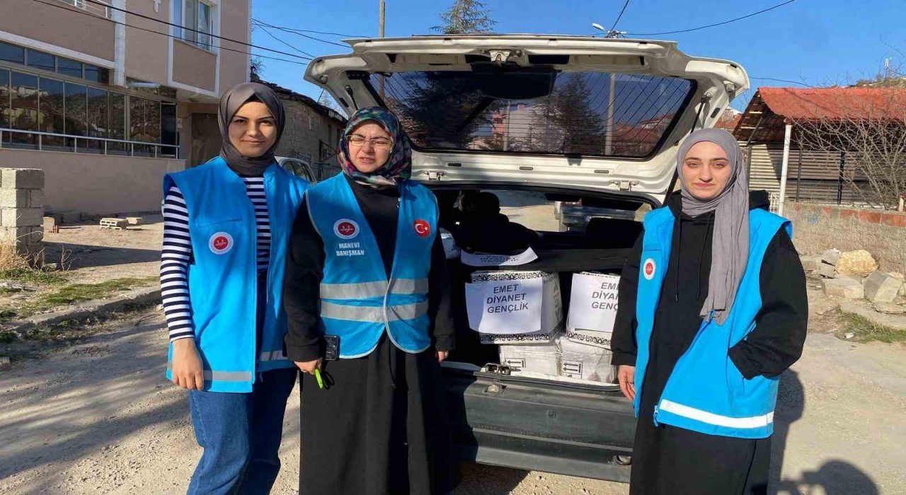 Emet Diyanet Gençlikten ihtiyaç sahibi 30 aileye gıda kolisi