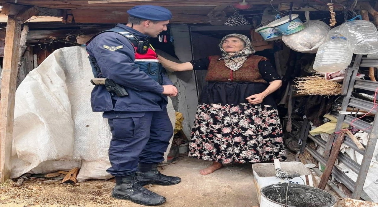 Emette jandarma yaşlı ve yalnız yaşayan vatandaşlara ziyaret